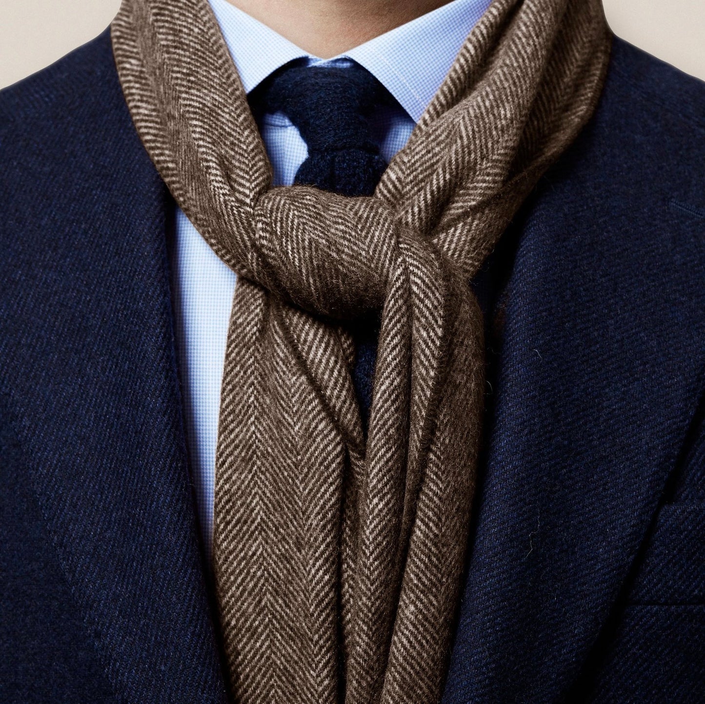 This classic herringbone wool scarf keeps you warm when the temperature drops. The timeless pattern makes it easy to match with any outfit and style.