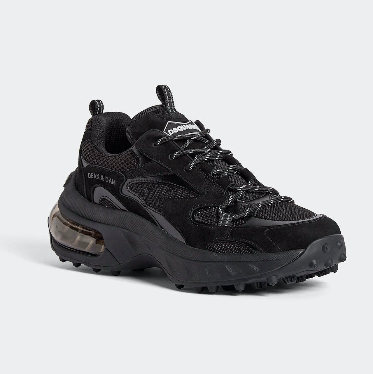 This shoe has all the distinctive features of a sneaker designed to tackle even the most challenging surfaces. Tubular laces and reinforcing stitching on the side panels of the upper help keep the foot firm and in place. The outsole and gel pad are made of cushioning materials to ensure energy return and stability.