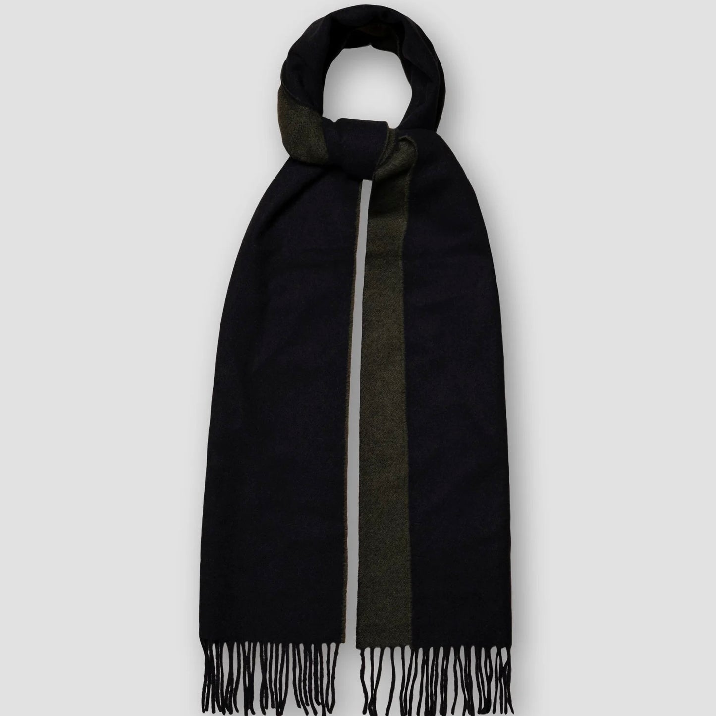 A warming winter scarf in 100% wool with two colors on each side. 30x200 cm. Made in Italy.