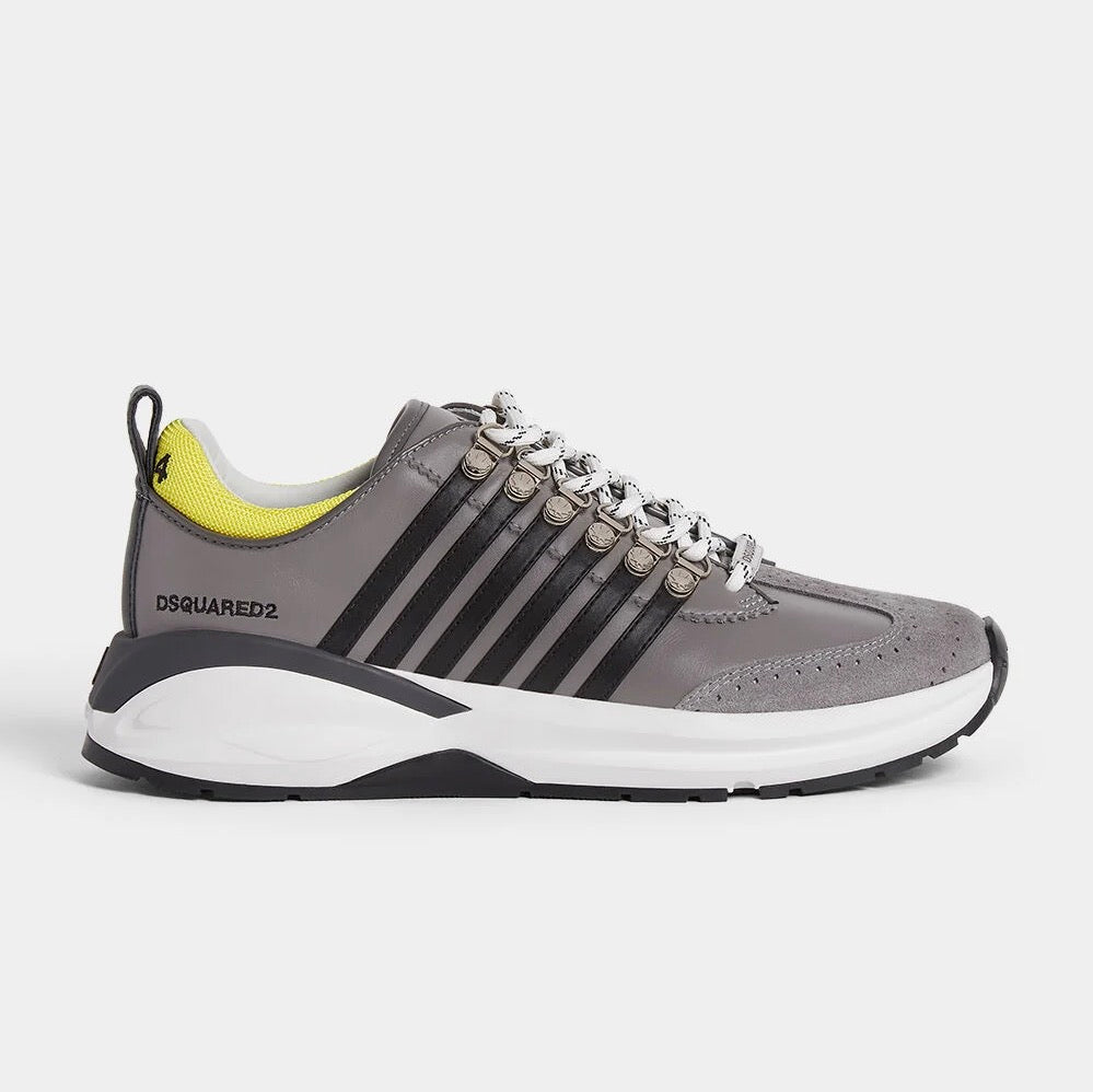 Dash sneakers are lightweight with a design inspired by competitive footwear. The upper is created with the composition of multiple technical materials. The outsole features grooves to add a dynamic touch to the look. The play of contrasting materials adds a distinctive character to combine with outfits that are not only sporty, but urban and casual.