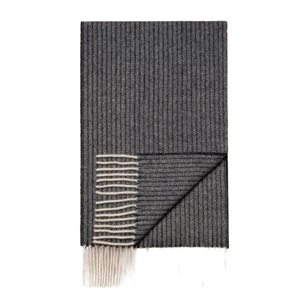 A warming scarf in 100% wool woven with a subtle herringbone stripe in earthy beige and navy blue. 30x200 cm. Made in Italy.