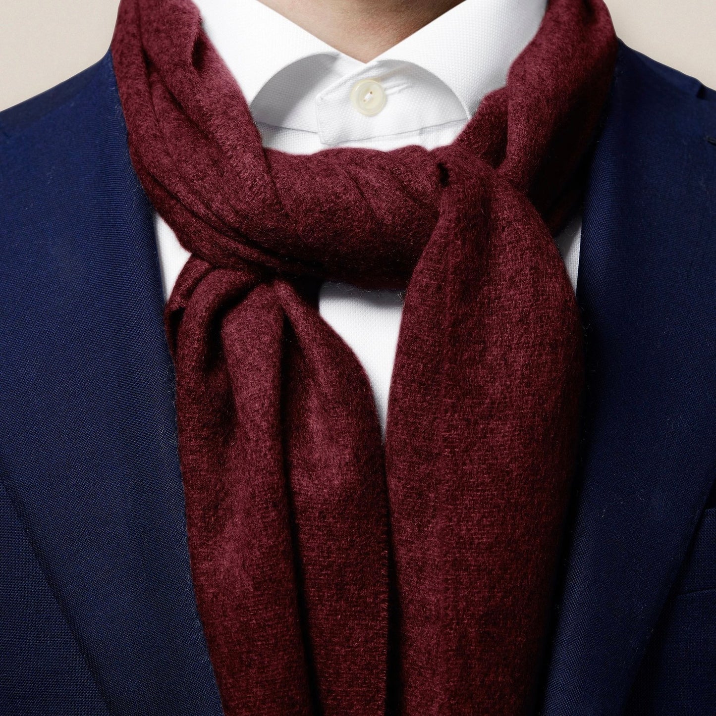 This ultra-soft scarf is your perfect companion when the temperature drops. Woven in our finest cashmere, it offers ultimate softness and luxurious feel. In other words: a perfect layering piece for the cold seasons.
