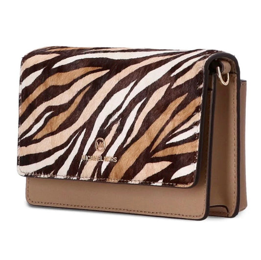 Small, compact but extremely bold, the animal-print leather and ponyskin bag by Michael Kors. It has practical card slots and zip pockets, button closure and practical removable shoulder strap. You can wear it over the shoulder or use it as a wallet and combine it with your favorite bags.