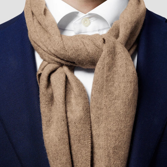 This ultra-soft scarf is your perfect companion when the temperature drops. Woven in our finest cashmere, it offers ultimate softness and luxurious feel.&nbsp;In other words: a perfect layering piece for the cold seasons.