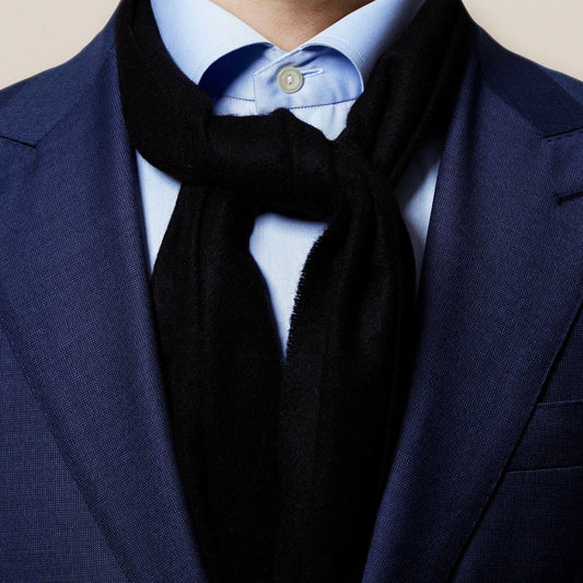 This ultra-soft scarf is your perfect companion when the temperature drops. Woven in our finest cashmere, it offers ultimate softness and luxurious feel. In other words: a perfect layering piece for the cold seasons.