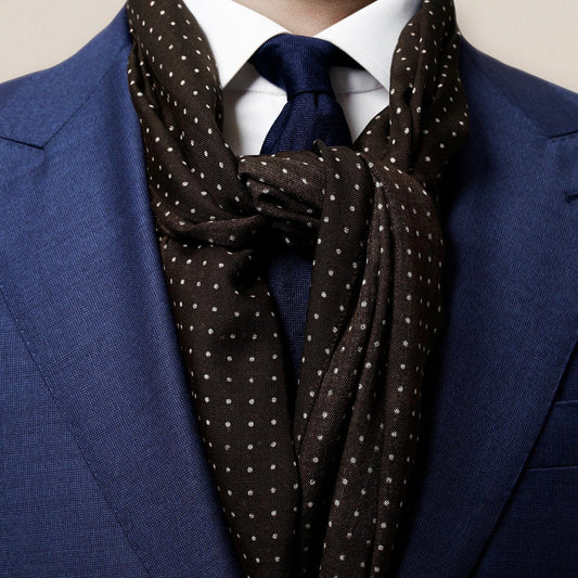 A transitional accessory made from a premium wool and silk blend. With a classic dot pattern for a more dimensional look. The airy and soft weave makes it ideal to pair with everything from tailored outerwear to relaxed knitwear.
