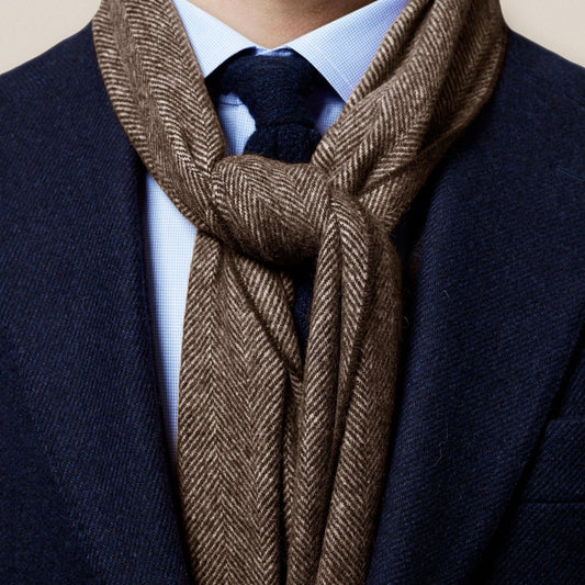 This classic herringbone wool scarf keeps you warm when the temperature drops. The timeless pattern makes it easy to match with any outfit and style.