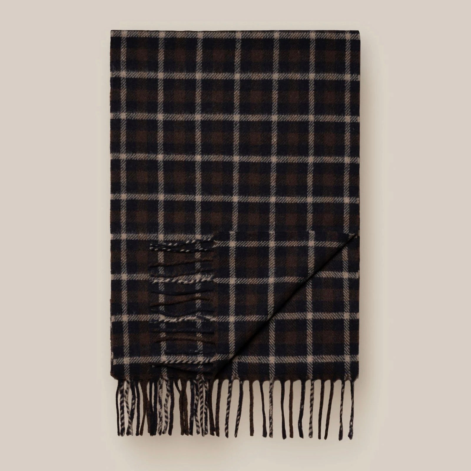 A stylish, large check in brown tones. Warming scarf in 100% wool. Made in Italy.