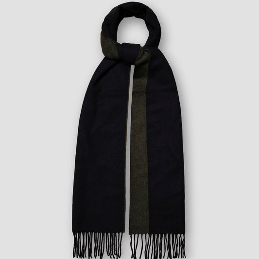 A warming winter scarf in 100% wool with two colors on each side. 30x200 cm. Made in Italy.