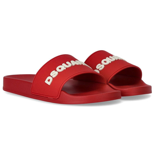 Rosso slides with a raised logo in white from DSQUARED2. Made of rubber.
