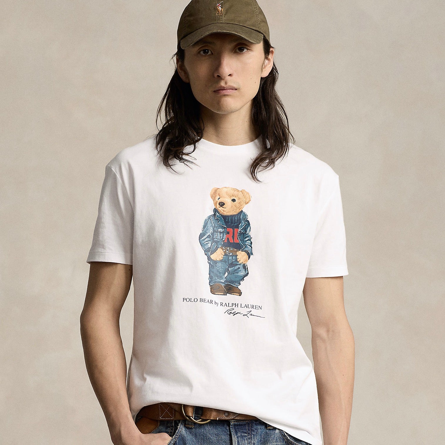Printed at the front of this cotton T-shirt is our mascot, the world’s best-dressed bear.