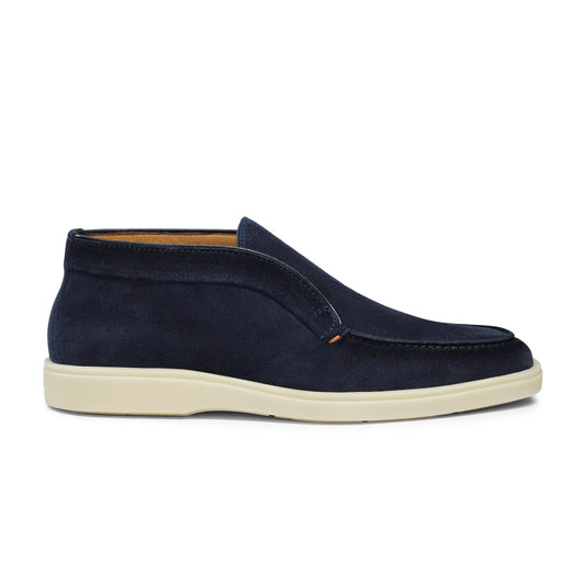 A practical design, a lightweight feel, and the meticulous attention to detail that continues to set Santoni apart from the rest. This extremely comfortable Desert Boot is made of suede and features an apron stitching. The contrasting rubber sole adds a modern touch to the look.