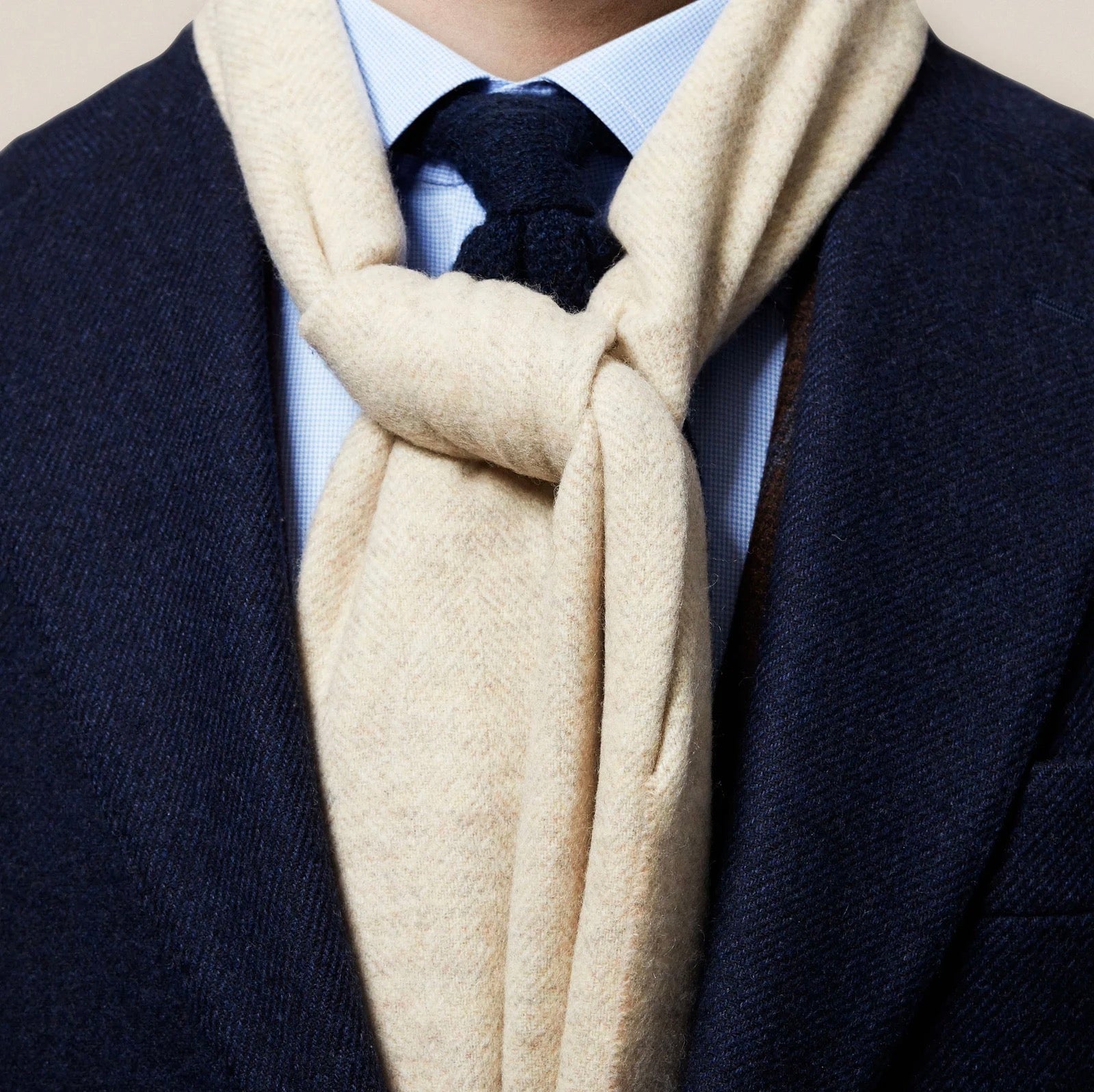 This classic herringbone wool scarf keeps you warm when the temperature drops. The timeless pattern makes it easy to match with any outfit and style.