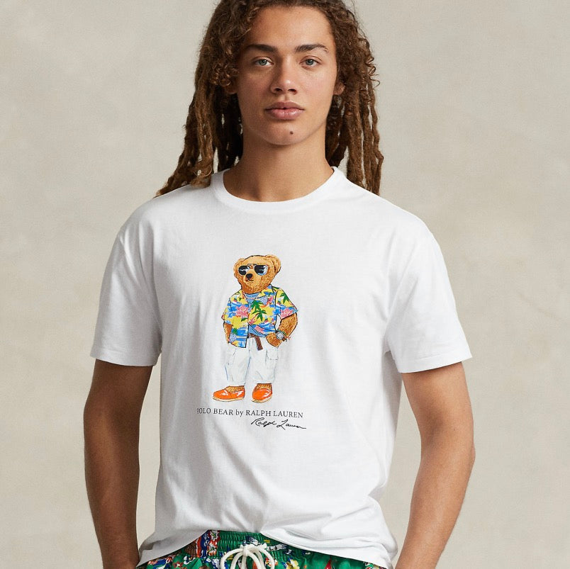 Printed at the front of this cotton T-shirt is our mascot, the world’s best-dressed bear.