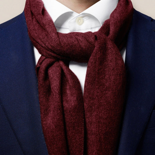 This ultra-soft scarf is your perfect companion when the temperature drops. Woven in our finest cashmere, it offers ultimate softness and luxurious feel. In other words: a perfect layering piece for the cold seasons.