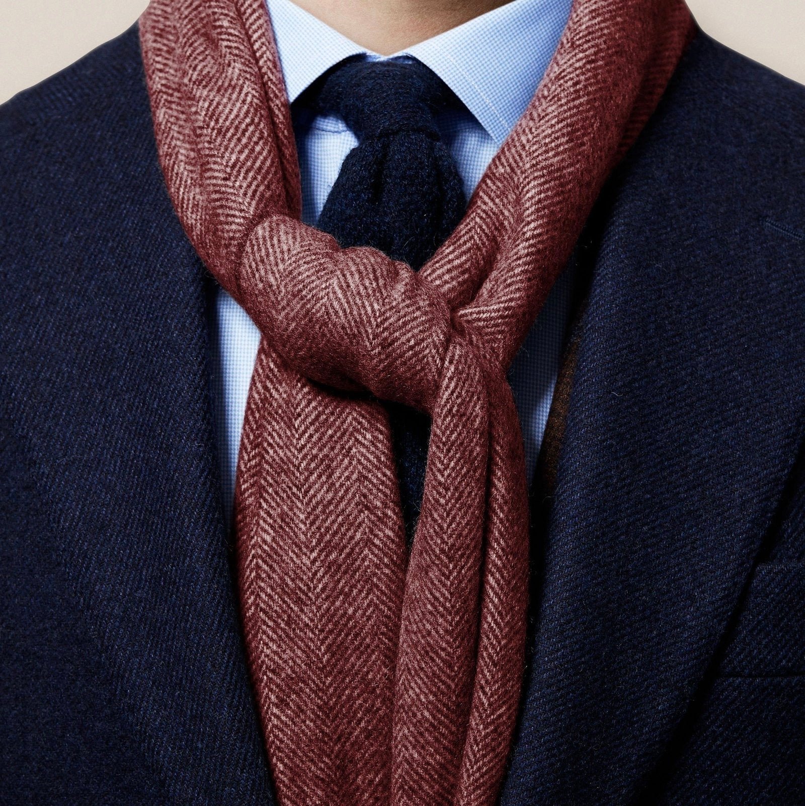 This classic herringbone wool scarf keeps you warm when the temperature drops. The timeless pattern makes it easy to match with any outfit and style.