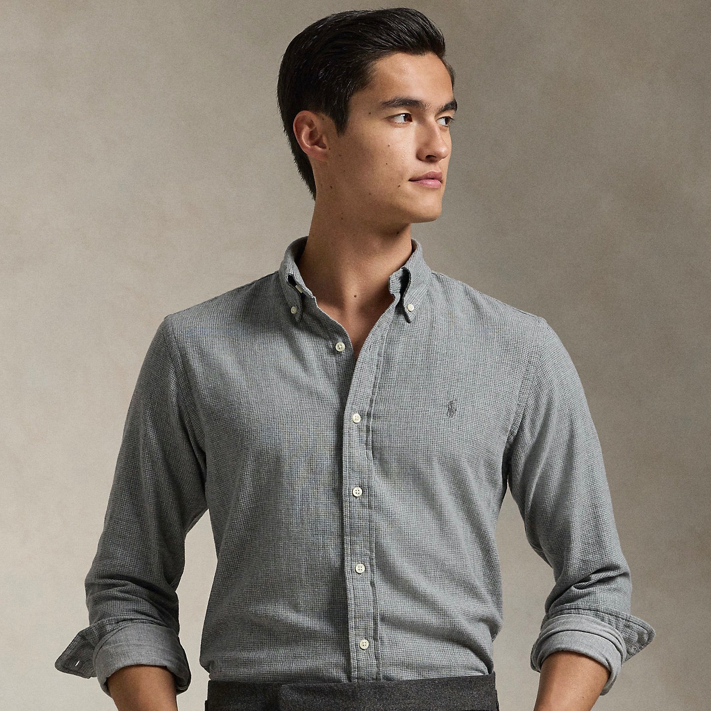 In double-faced cotton, this trim shirt is washed for exceptional softness and features our signature embroidered Pony.