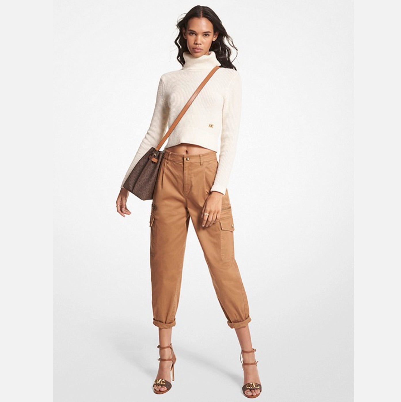 This cargo pant combines utilitarian elements with organic cotton construction, and the result is equal parts modern and effortless. Detailed with oversized patch pockets and a cropped hem, it’s the perfect pair for showcasing statement sneakers. 