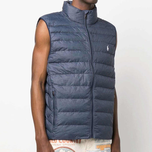 This water-repellent vest, which packs into its own pocket, is made from recycled nylon and PrimaLoft® ThermoPlume® insulation to help keep you warm and comfortable.